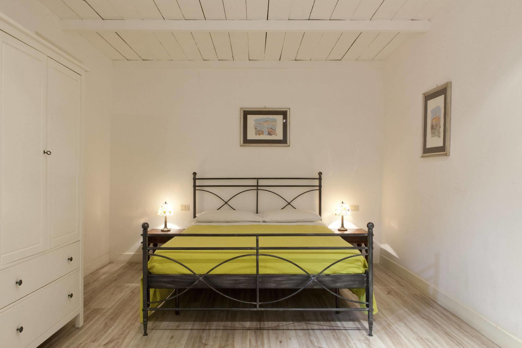 Santi Quattro Al Colosseo Bed and breakfast Roma